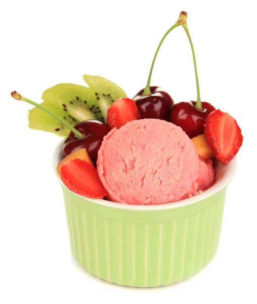 Delicioso helado con frutas y bayas en un tazón aislado en blanco — Foto de Stock