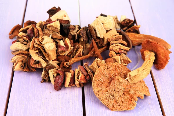 Funghi secchi su fondo di legno — Foto Stock