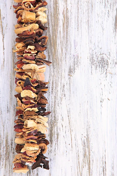 Сушеные грибы на деревянном фоне — стоковое фото