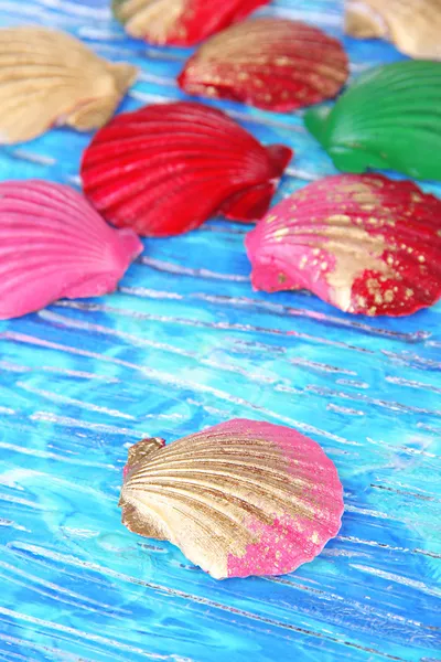 Conchas marinas de colores sobre fondo brillante — Foto de Stock