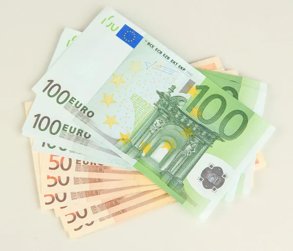 Банкноты евро, изолированные на белом — стоковое фото
