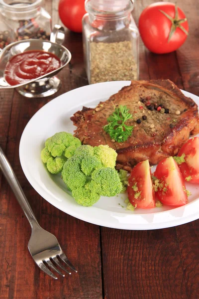 Pezzo di carne fritta sul piatto sul tavolo di legno primo piano — Foto Stock