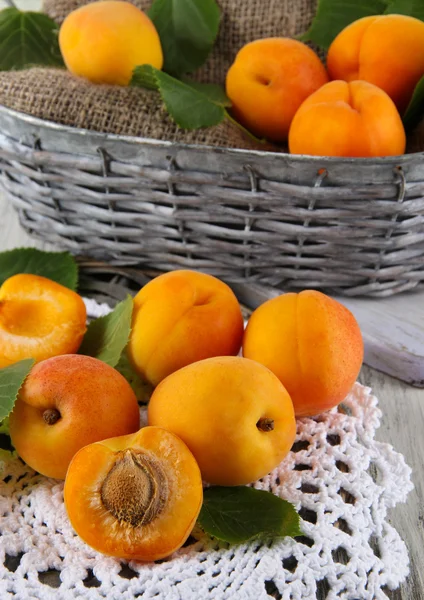 Aprikosen im Korb auf Serviette auf Holztisch — Stockfoto