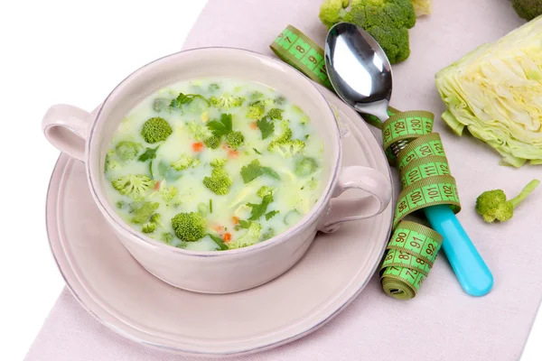 Капустяний суп в тарілці на серветці ізольований на білому — стокове фото