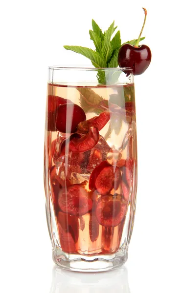 Vaso de bebida de frutas con cubitos de hielo aislados en blanco —  Fotos de Stock