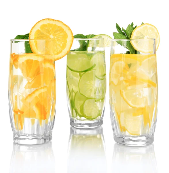 Copos de bebidas de frutas com cubos de gelo isolados em branco — Fotografia de Stock