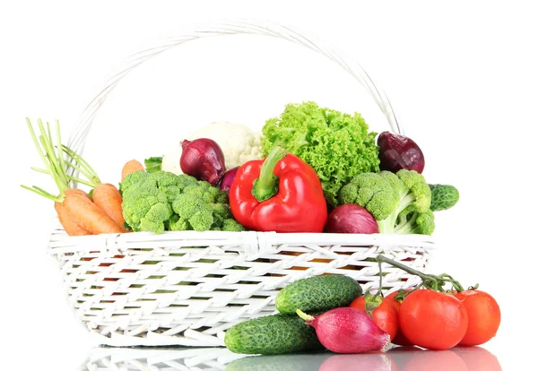 灰色の背景に白の籐バスケットで新鮮な野菜 — ストック写真