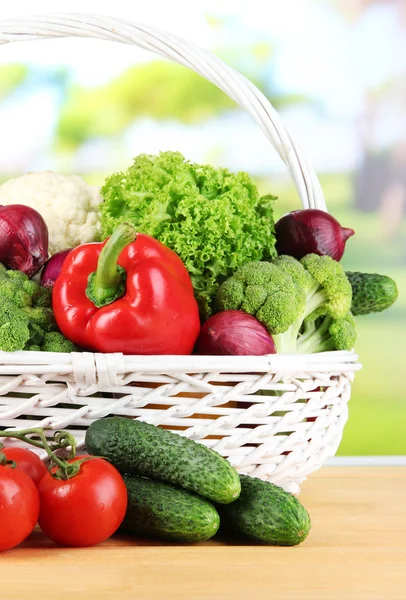 Verdure fresche in vimini bianco cestino su sfondo luminoso — Foto Stock