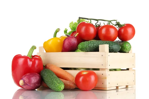 Verduras frescas en caja de madera sobre fondo blanco — Foto de Stock