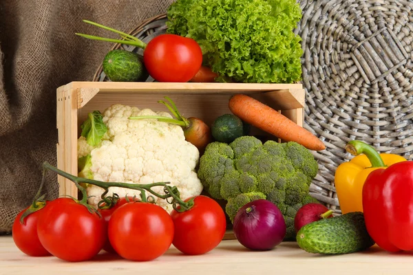テーブルの上の木箱で新鮮な野菜をクローズ アップ — ストック写真