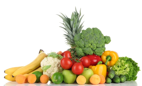 Assortiment de fruits et légumes frais, isolés sur blanc — Photo