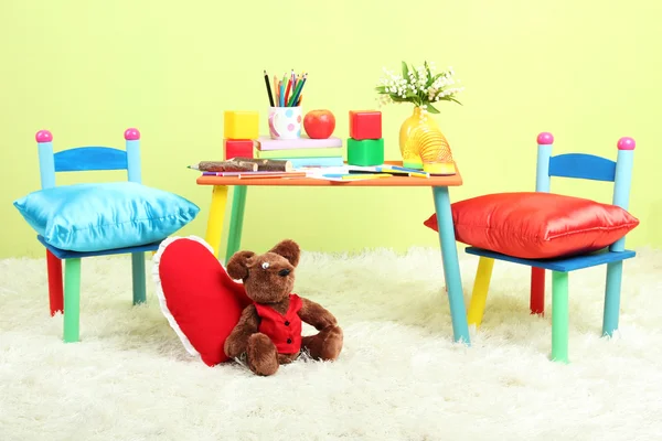 Quarto de criança moderna com equipamentos e brinquedos — Fotografia de Stock