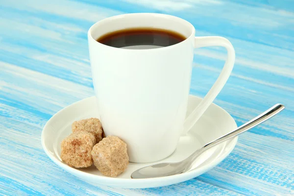 Tasse Kaffee, auf farbigem Holzhintergrund — Stockfoto