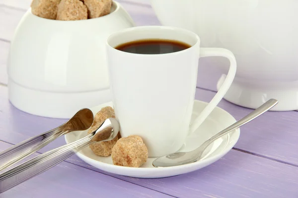 Taza de café, tetera y azucarero sobre fondo de madera de color — Foto de Stock