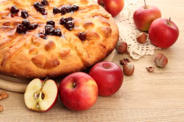 reçel ve ahşap masa üstünde elma ile lezzetli ev yapımı pasta