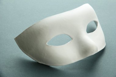 gri zemin üzerine beyaz maske