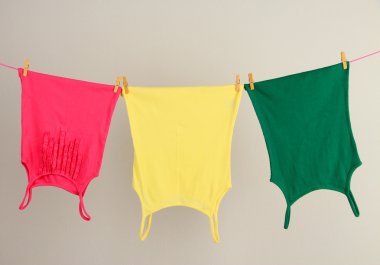 Çamaşırhane hattı ile duvar arka plan üzerinde elbise