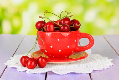 kiraz meyveleri Kupası parlak zemin üzerine ahşap tablo