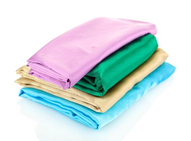 Beyaz kumaş yığınları izole edilmiş.