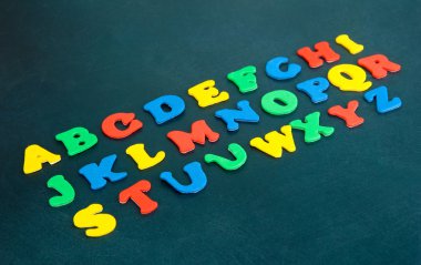 okul yönetimi yakın çekim renkli harfler