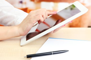 kafede dijital tablet kullanarak işçisi kadın ofis