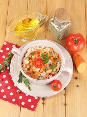 sebze ve otlar üzerinde ahşap masa yakın çekim tencerede lezzetli pirinç