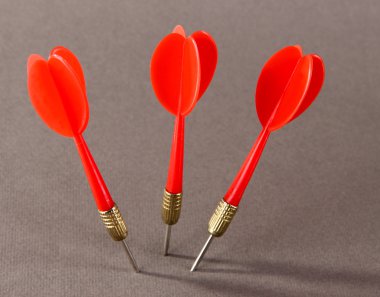 Dart gri arka plan üzerinde