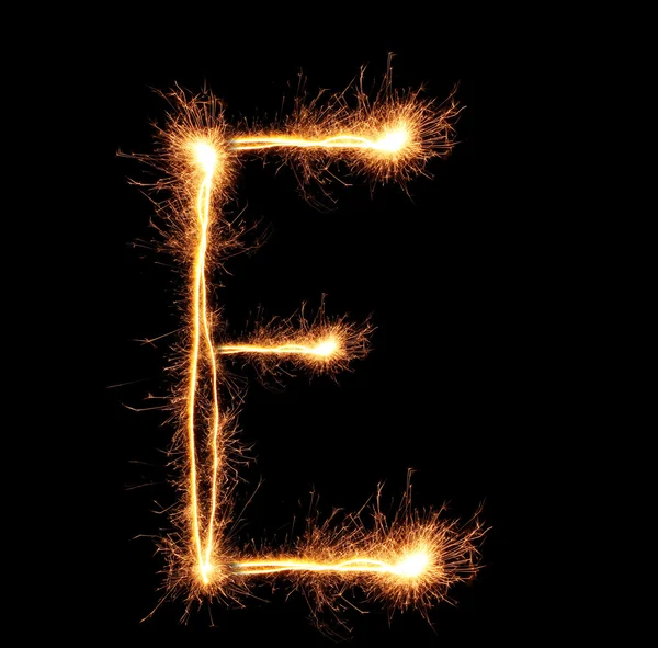 Buchstabe "e" Wunderkerzen auf schwarzem Hintergrund — Stockfoto