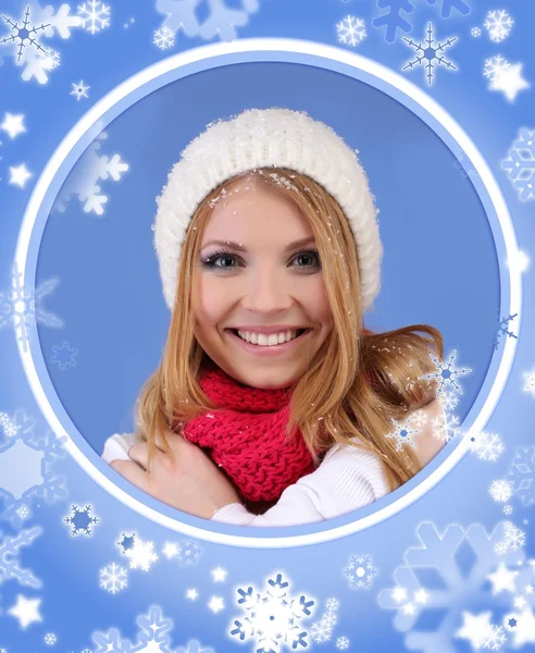 Ung vacker kvinna med snöflingor på blå bakgrund — Stockfoto