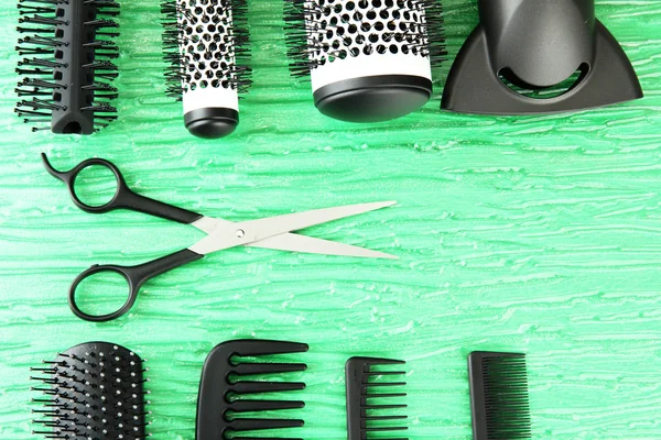 Grzebień, szczotki, suszarką do włosów i nożyce do cięcia, na kolor tła — Zdjęcie stockowe