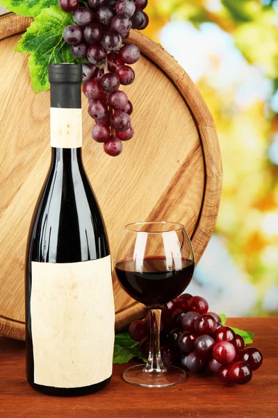 Composition of wine, wooden barrel and grape, on bright background — Stock Photo, Image