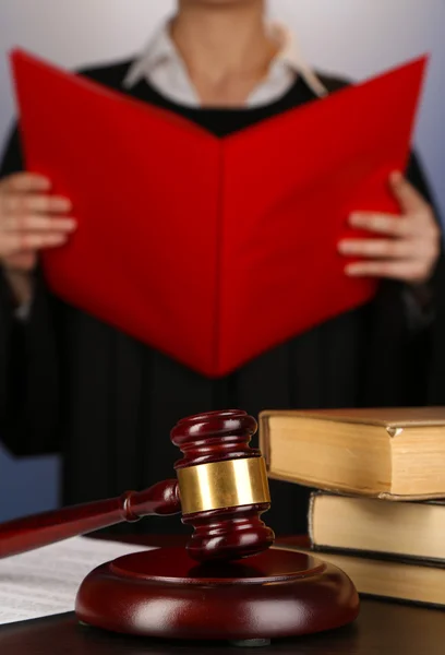 Judge read verdict on purple background — Stock Photo, Image