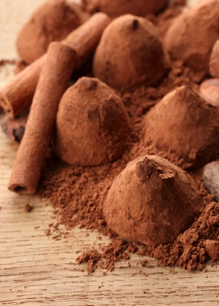 Samenstelling van chocolade truffels, cacao en specerijen op houten achtergrond — Stockfoto