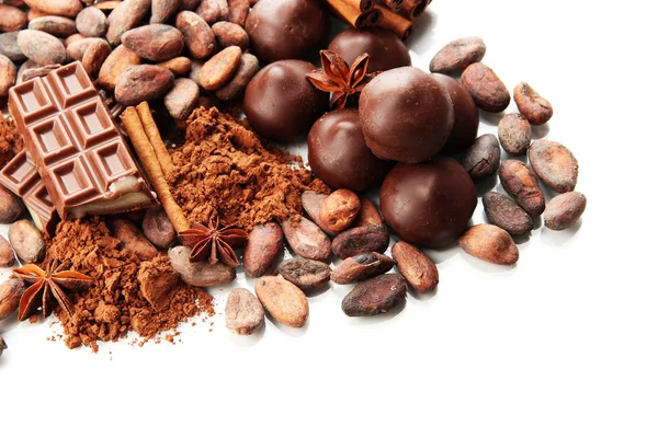 Samenstelling van chocolade snoepjes, cacao en specerijen, geïsoleerd op wit — Stockfoto