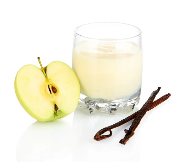 Delicioso yogur en vaso con manzana aislada en blanco — Foto de Stock