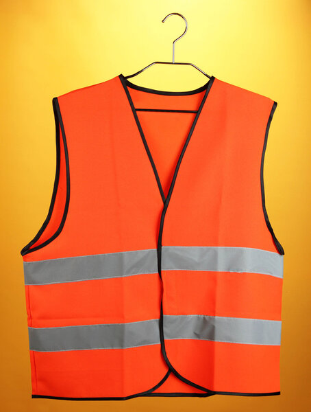 Оранжевый жилет, на цветном фоне
