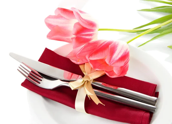 Cenário festivo de mesa de jantar com tulipas isoladas em branco — Fotografia de Stock