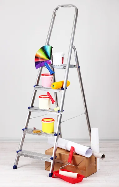 Escalera de metal y pintura en la habitación — Foto de Stock