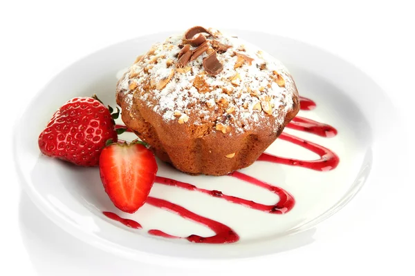 Finom muffin torta eper és a tányéron, elszigetelt fehér csokoládé — Stock Fotó