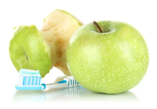 Appelen met een tandenborstel geïsoleerd op wit — Stockfoto