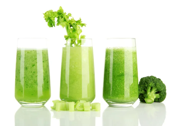 Окуляри зеленого овочевого соку, ізольовані на білому — стокове фото