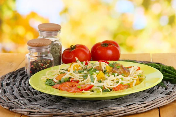 Fideos con verduras en platos sobre fondo brillante —  Fotos de Stock