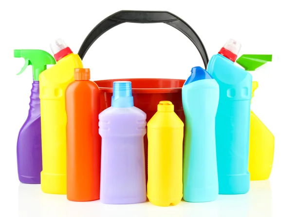 Bottiglie colorate di plastica detergente con secchio, isolate su bianco — Foto Stock