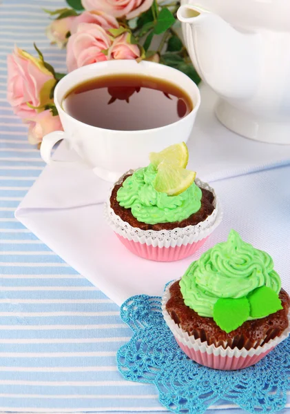 Bellissimi cupcake sul tavolo da pranzo primo piano — Foto Stock