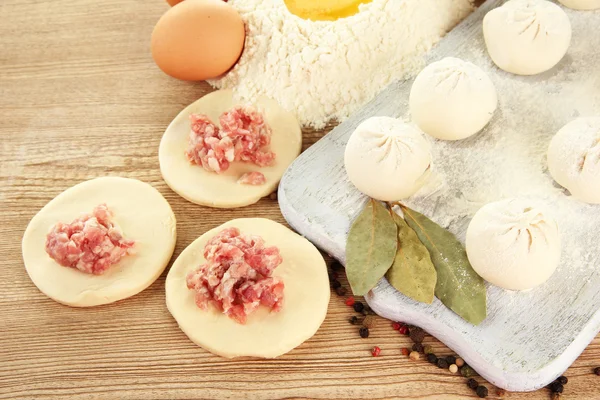 Albóndigas crudas, ingredientes y masa, sobre mesa de madera —  Fotos de Stock