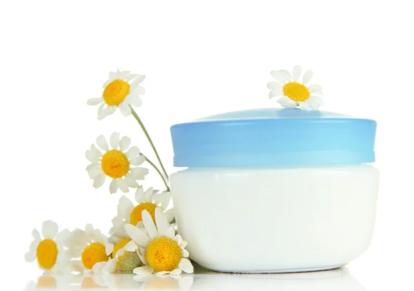 Crema cosmética con manzanillas silvestres, aislada en blanco — Foto de Stock