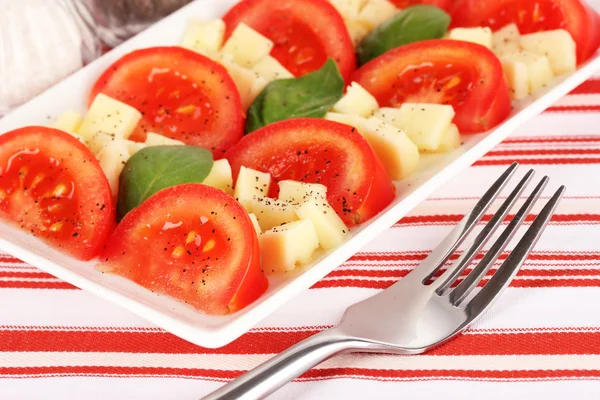 Mozzarella de queso con verduras en plato en la mesa —  Fotos de Stock