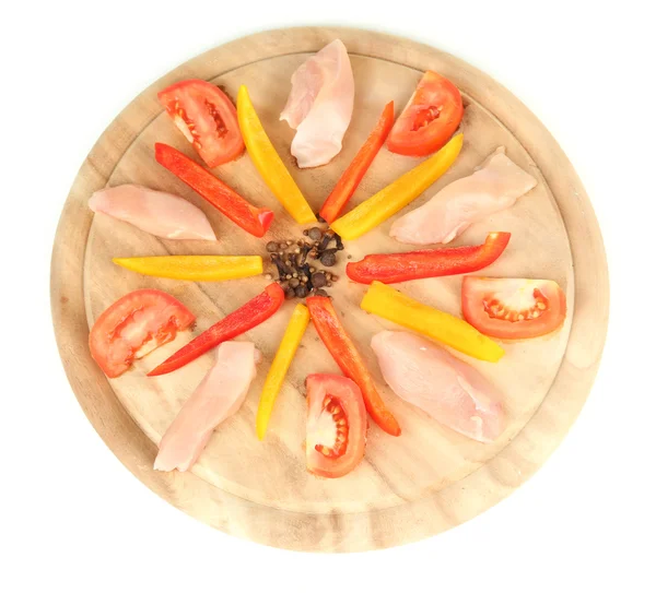 Tavuk stir fry ahşap kesme tahtası üzerinde baharat ve sebzeler ile hazırlama, üzerinde beyaz izole — Stok fotoğraf