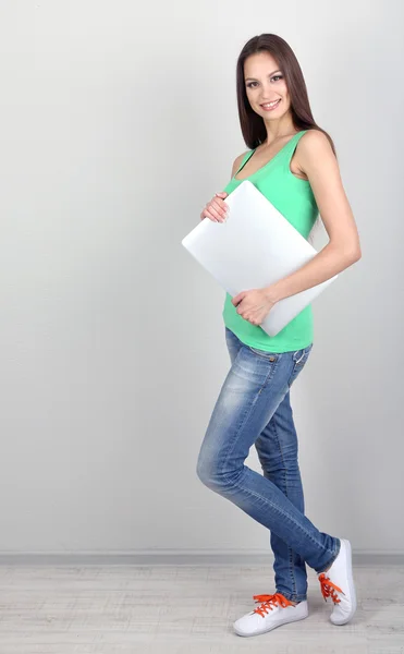 Mulher bonita com laptop no quarto — Fotografia de Stock