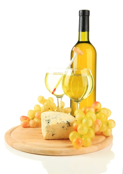 Vinho, queijo azul saboroso e uva na tábua de corte, isolado em branco — Fotografia de Stock
